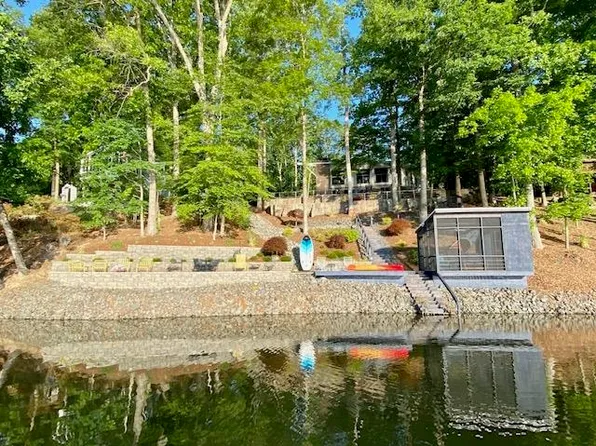 673 N Lakeshore Dr, Louisa, VA 23093