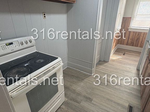 3rd image of 905 E 8th St