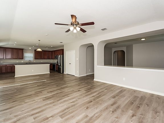 5th image of 821 Bee Creek Ln