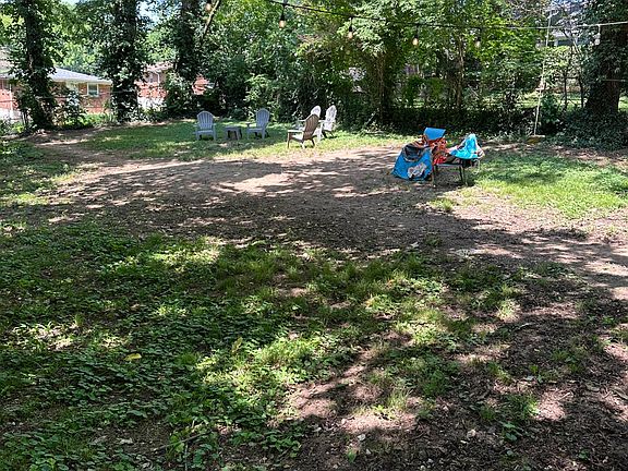 Spacious , fully - fenced ,pet- friendly backyard !