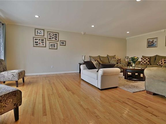 4th image of 901 Hoover Dr