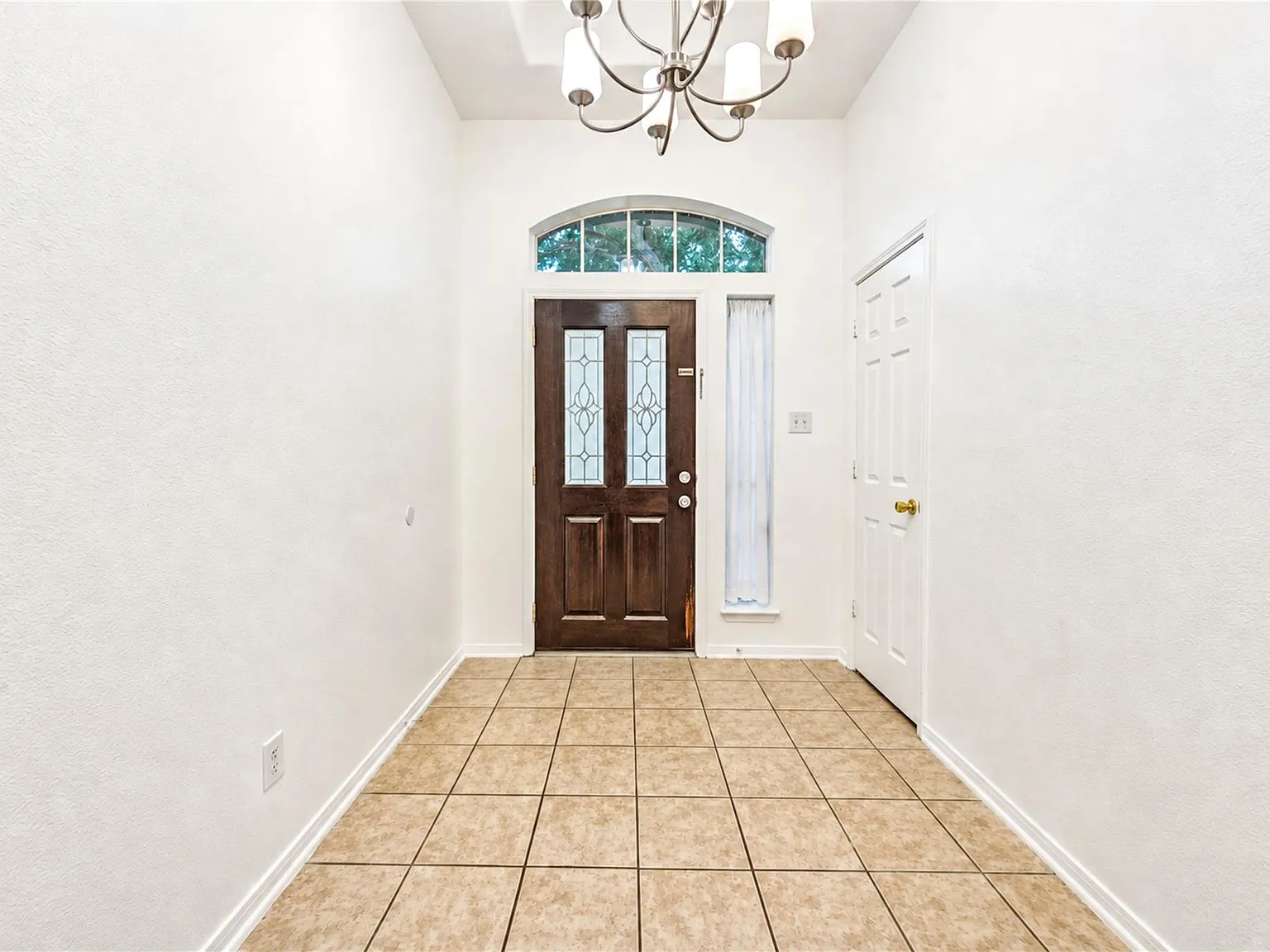 4 bed, 2.0 bath, 2277 sqft, $2,000 — Photo 3