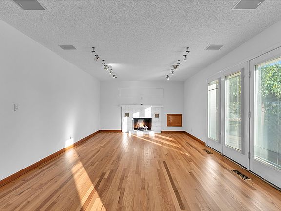 3rd image of 1208 W Cherry St