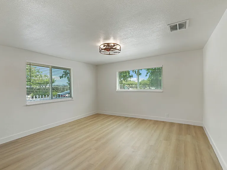 522 S Lincoln Way — Photo 17
