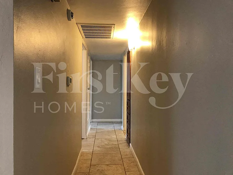 1507 W Berridge Ln — Photo 6