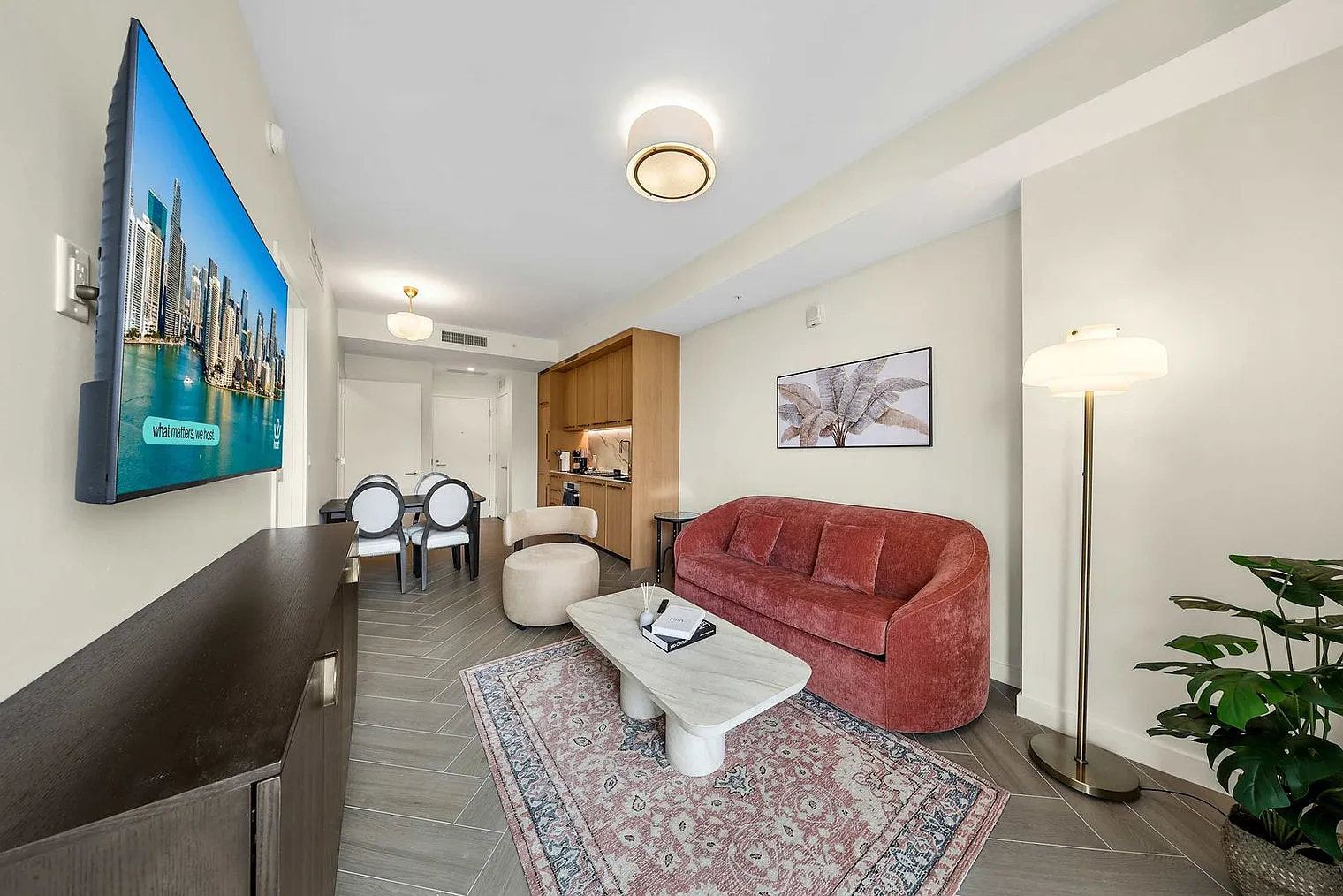 1 bed, 1.0 bath, 635 sqft, $2,444 — Photo 2
