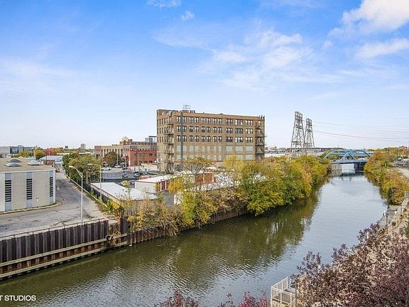 3rd image of 1013 N Riverwalk St