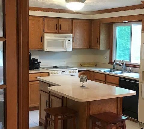 4th image of 12 Pond Valley Cir