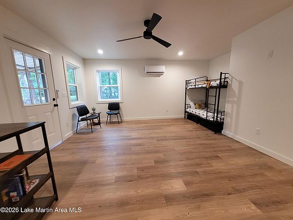 5th image of 1044 Cove Dr