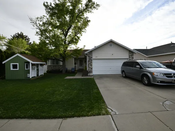228 S Larkin Ln W, Kaysville, UT 84037