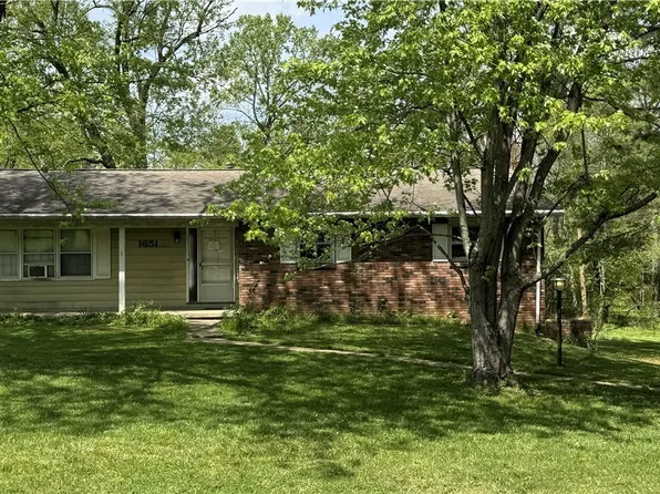 1651 N Trend Dr, Zanesville, OH 43701