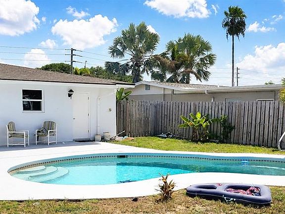 4th image of 440 CASSIA BLVD