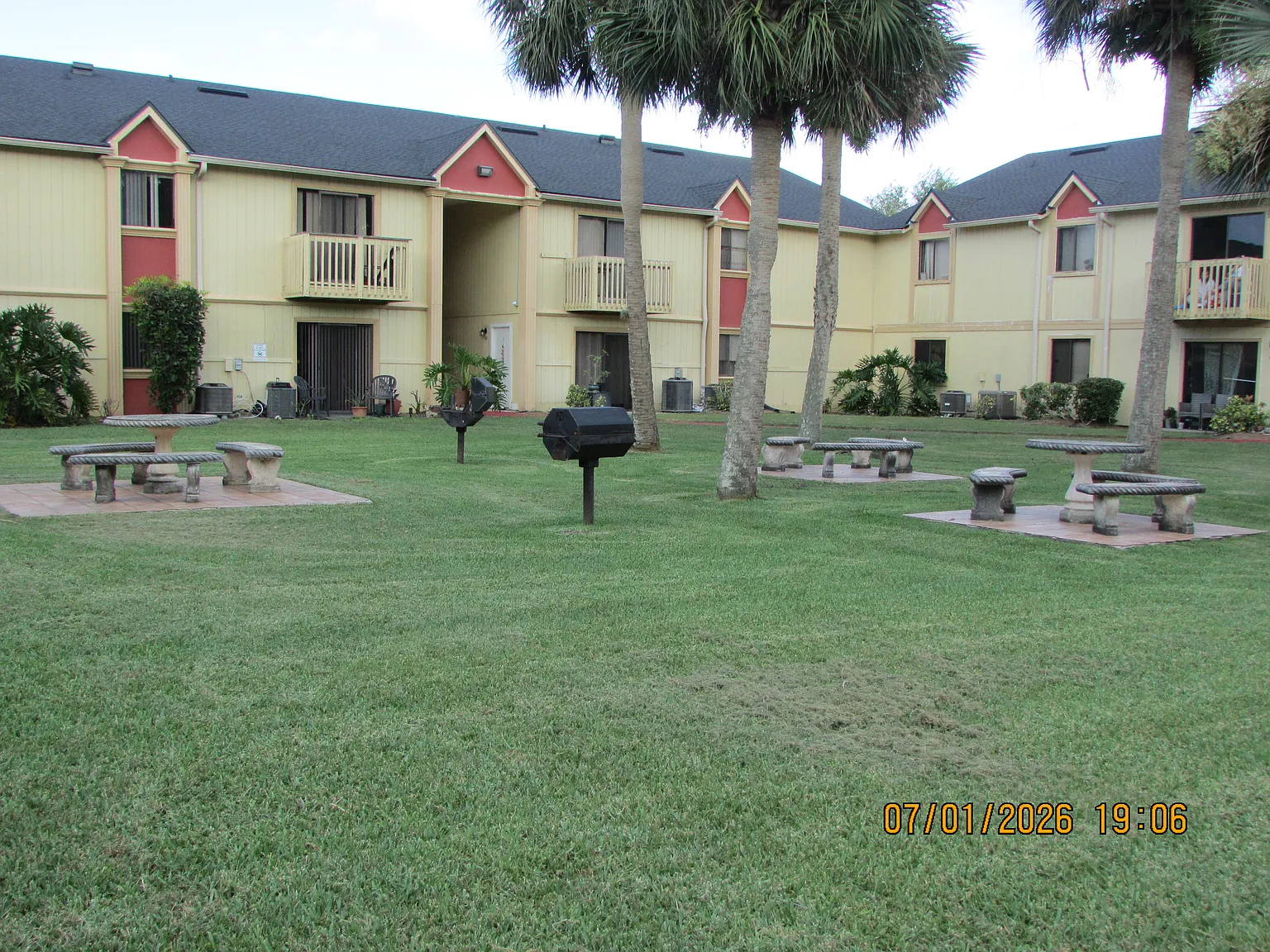 2 bed, 1069 sqft, $1,550 — Photo 3