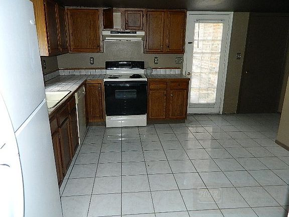 2nd image of 1910 River Oaks Dr
