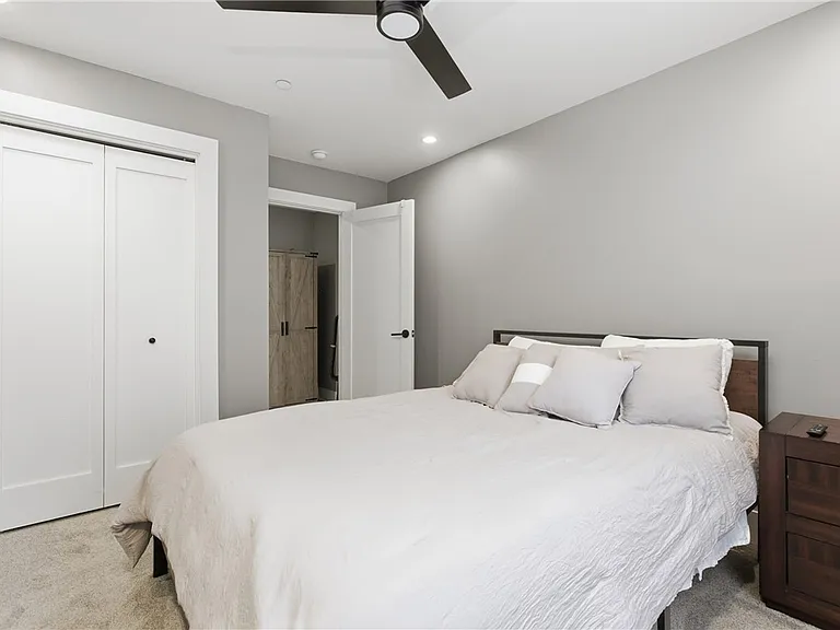 240 E Jefferson St — Photo 37