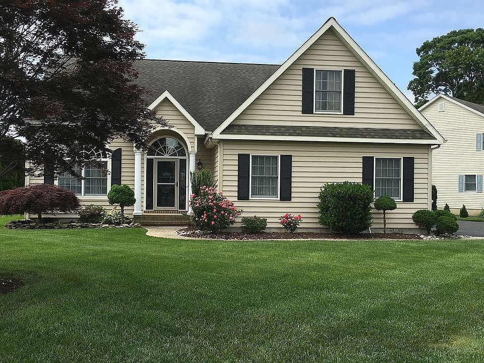 1st image of 51 Radcliffe Dr