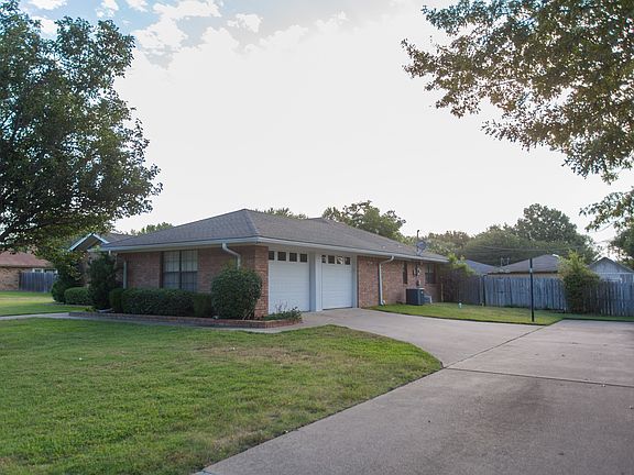 3rd image of 223 Colonial Cir