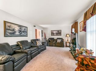 18 Radcliffe Dr, Succasunna, NJ 07876