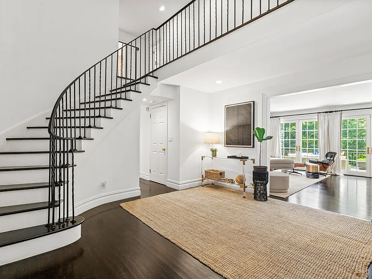 56 Sycamore Rd — Photo 2