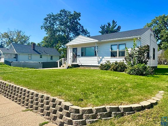 3rd image of 4509 Floyd Blvd