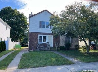 13 Totten St, Bethpage, NY
