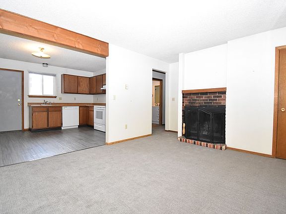 3rd image of 8 Hoffman Dr #0