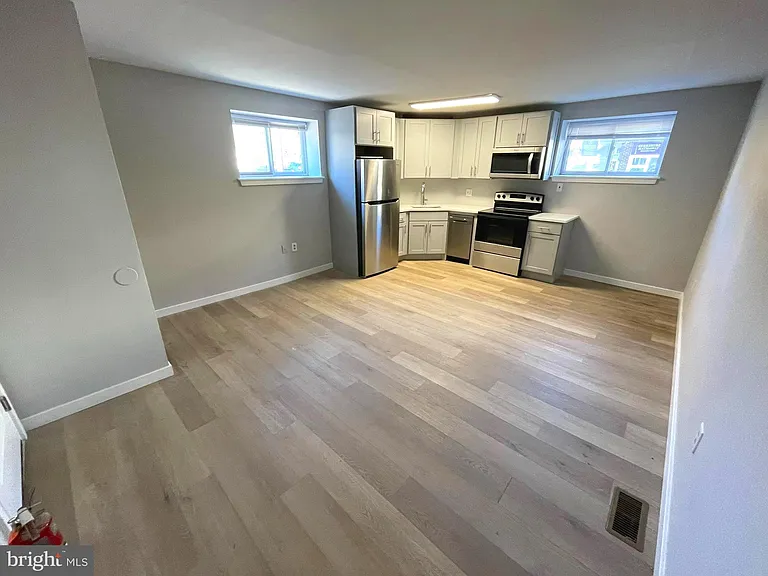 3500 Ainslie St #1R — Photo 2