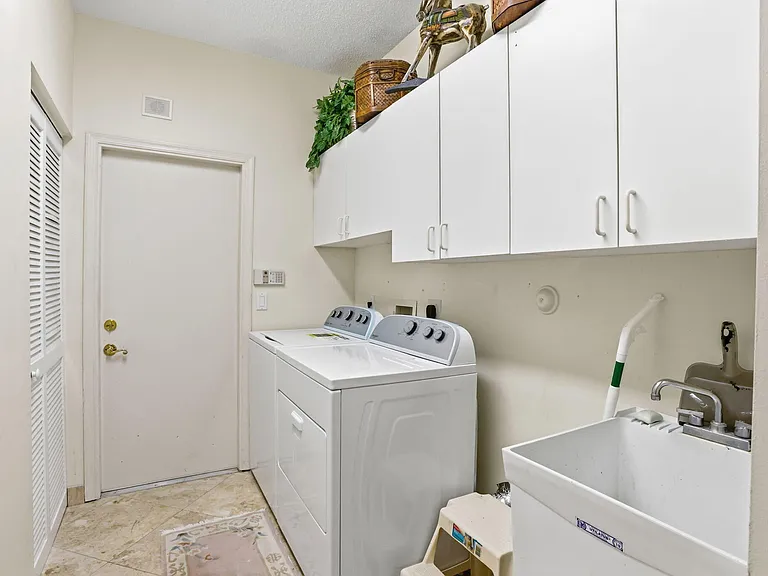 7821 Dorchester Rd — Photo 32