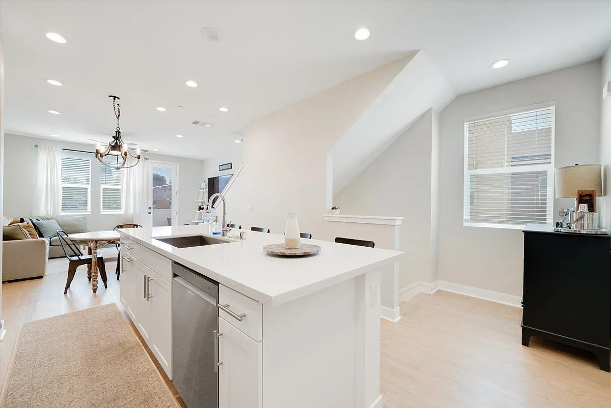 3 bed, 1571 sqft, $4,000 — Photo 4