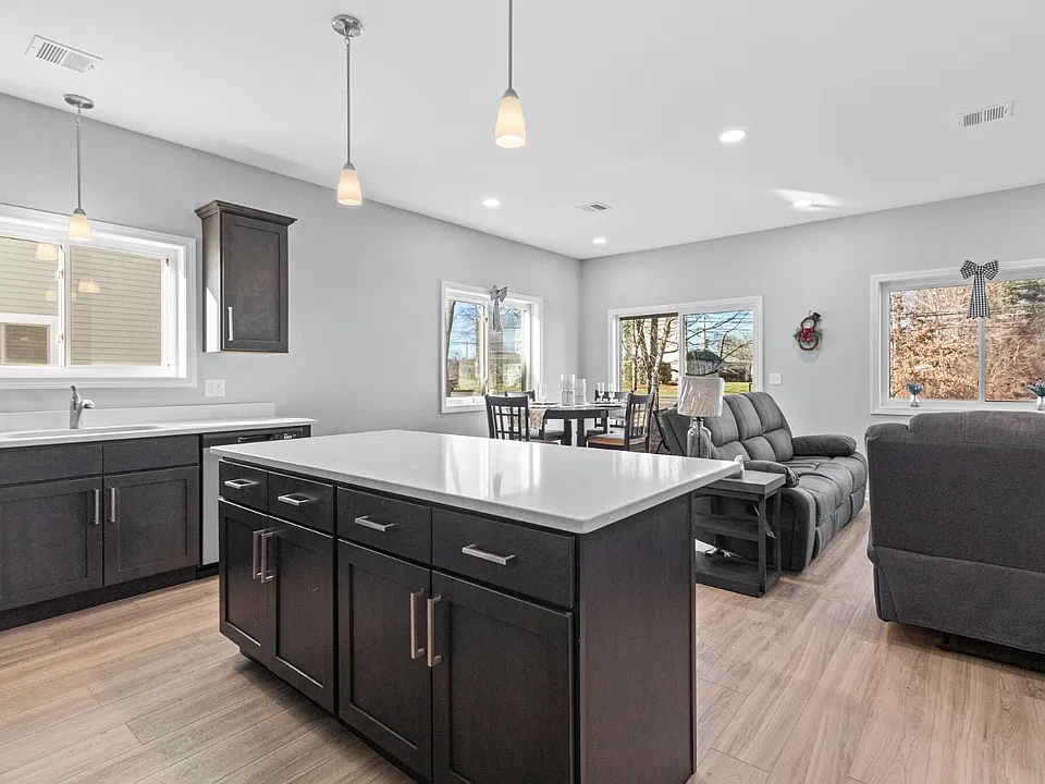 11 E Wintonbury Ave #4