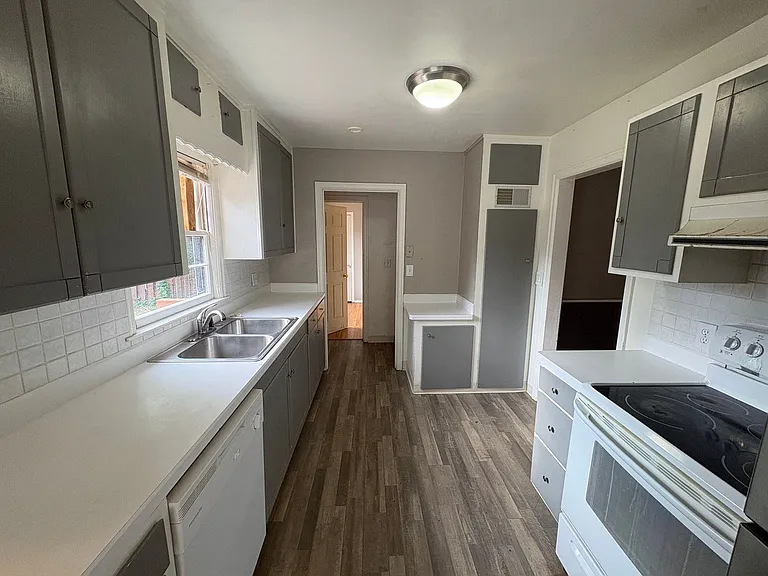 2419 Pine St — Photo 10