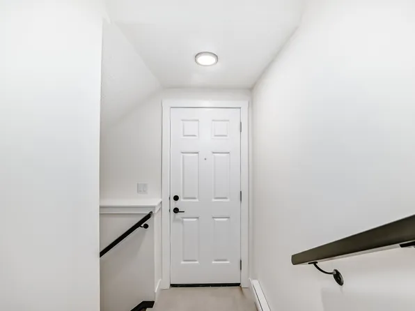 208 Annette Vlg NW #Basement, Calgary, AB T3R 2E9