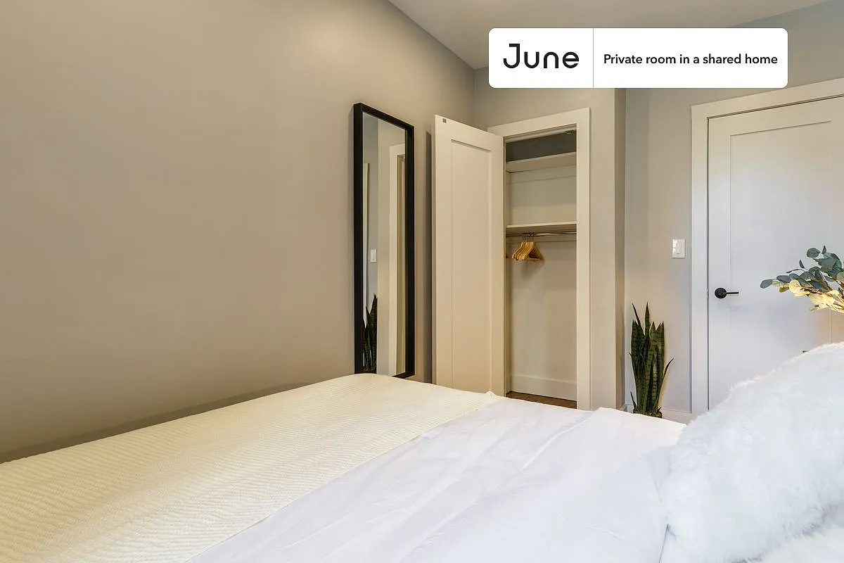 Queen bedroom in 4 bed/2 bath home in Morningside Heights #324 B — Photo 2