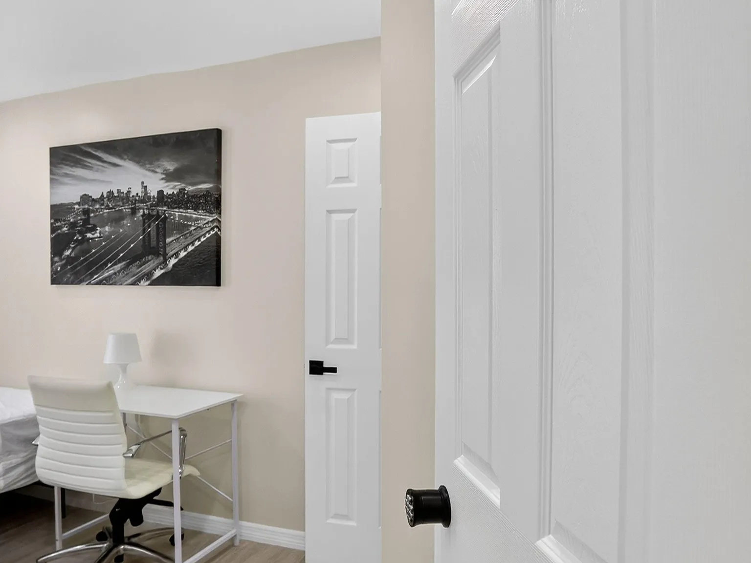 4 bed, 2.0 bath, 943 sqft, $1,027 — Photo 2
