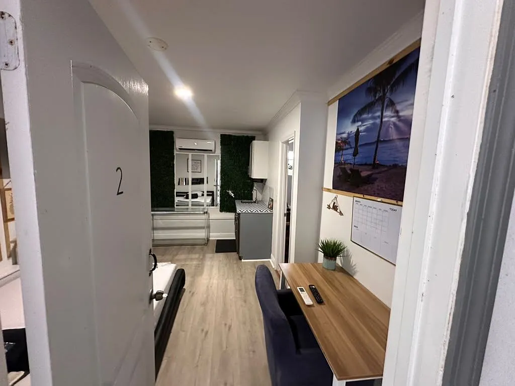 1 bed, 1.0 bath, 130 sqft, $1,000 — Photo 2