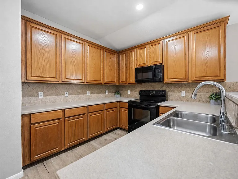 11609 Spill Creek Dr — Photo 7
