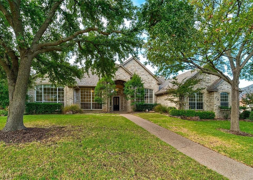 1st image of 665 Hawthorn Cir