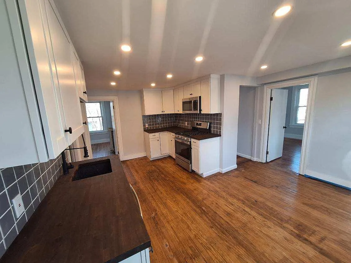 Building Photo - 449 Bullocks Point Ave #2