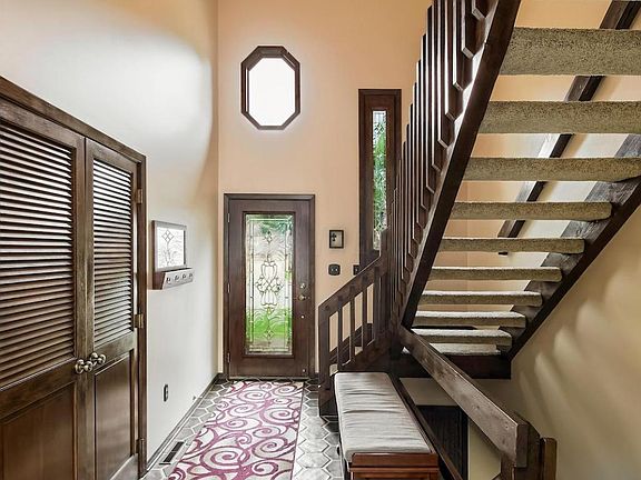 5th image of 525 Burwood Ct