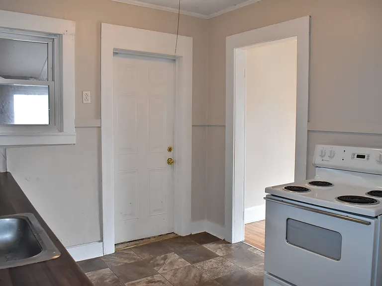 472 Coffeen St — Photo 3
