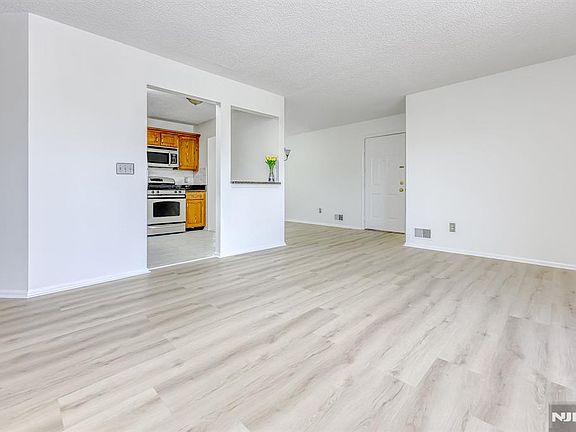 5th image of 959 Juniper Way