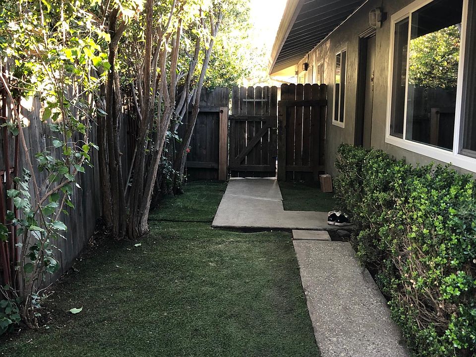 Private entrance and sideyard