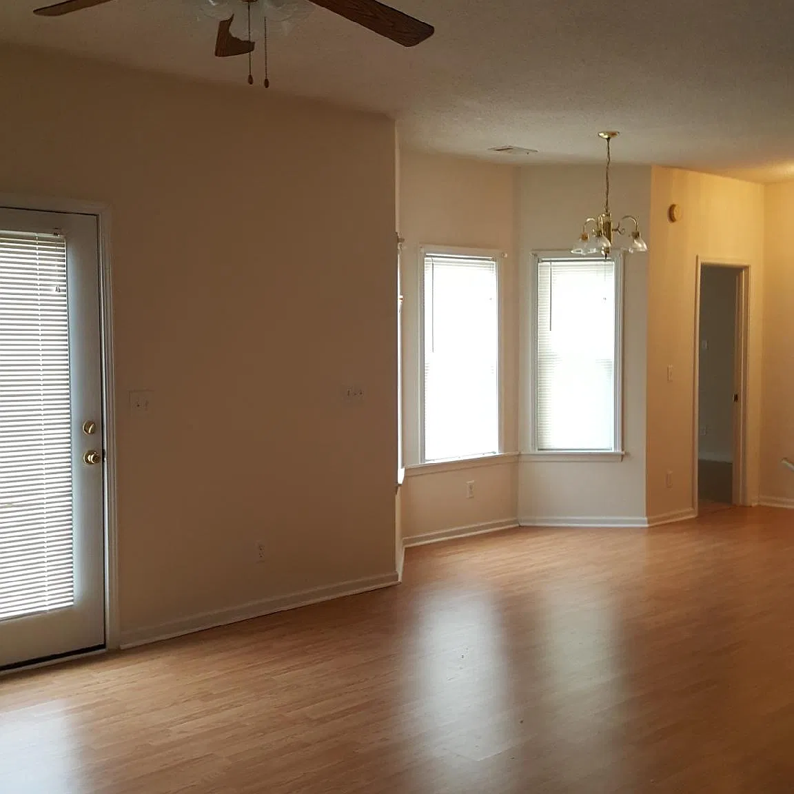 3 bed, 2300 sqft, $22,500 — Photo 3