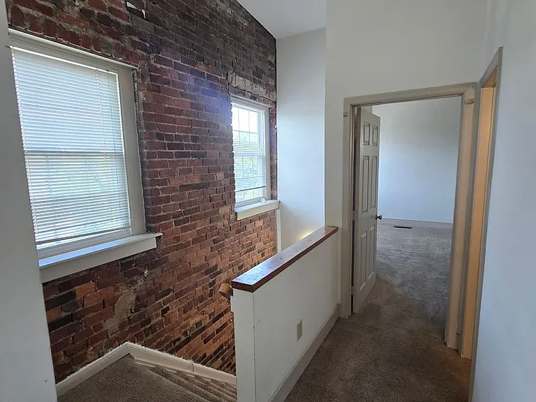 1901 E Franklin St — Photo 28