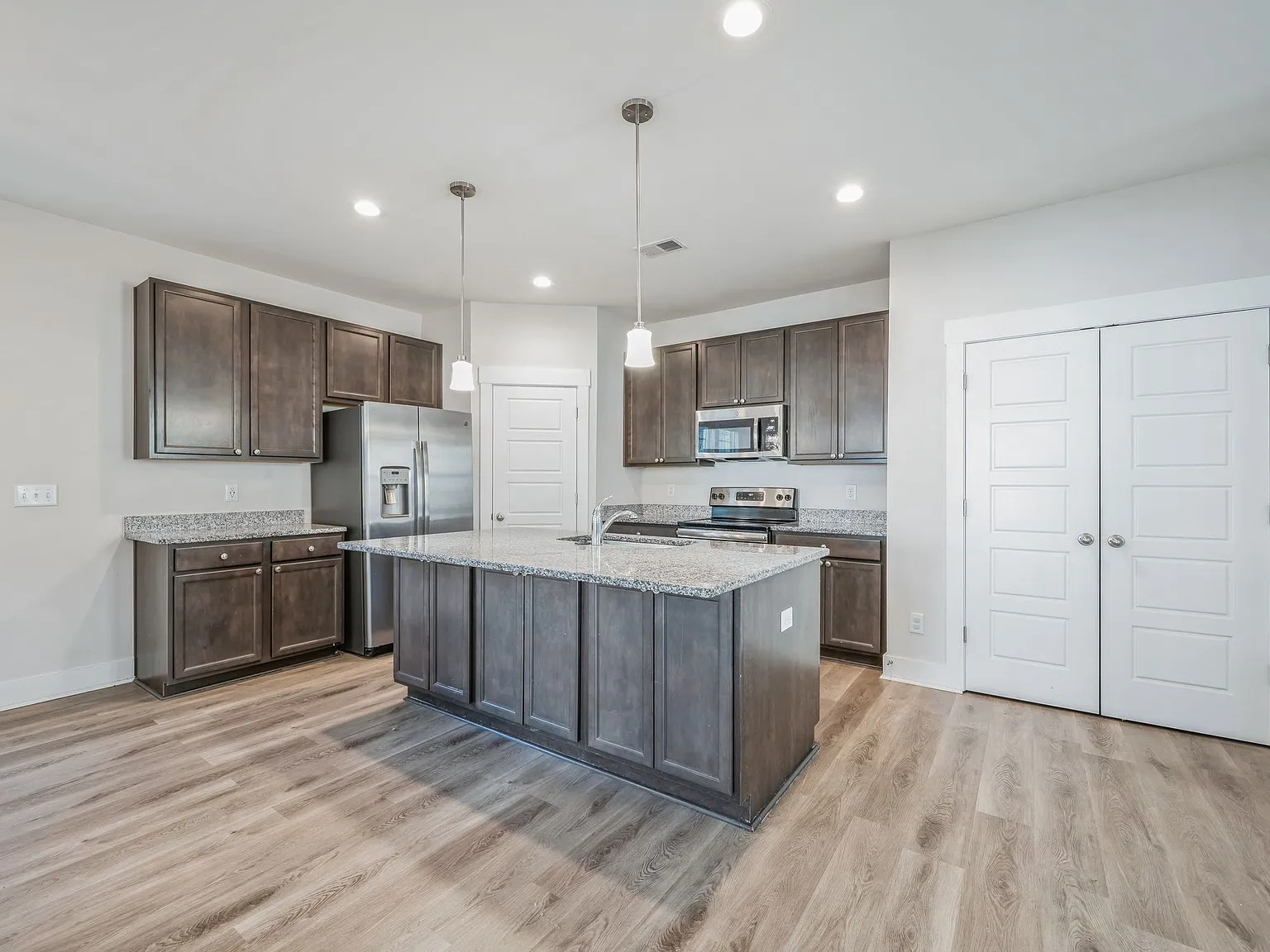 4 bed, 2.5 bath, 2460 sqft, $2,595 — Photo 2