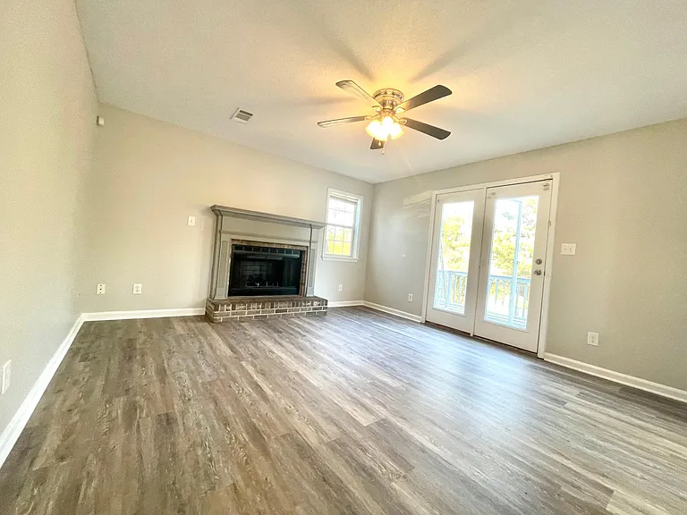 304 Greenview Ct — Photo 10