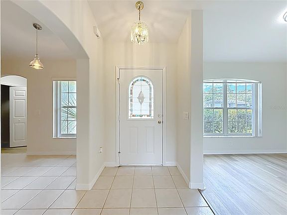 3rd image of 626 Marion Oaks Ln