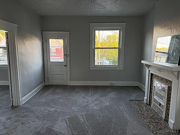 16' x 12' Living Room with 9' ceiling