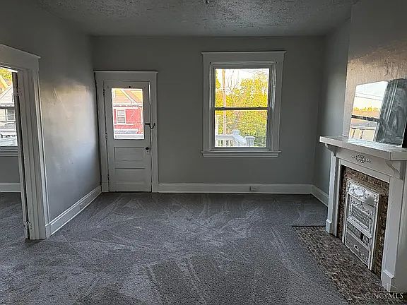 16' x 12' Living Room with 9' ceiling