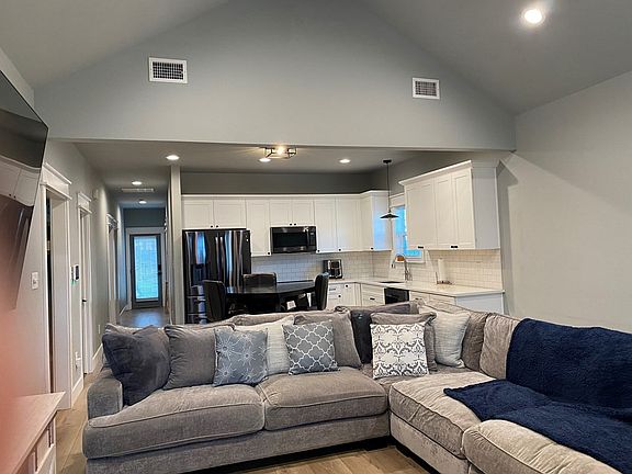 3rd image of 418 W Avenue Y
